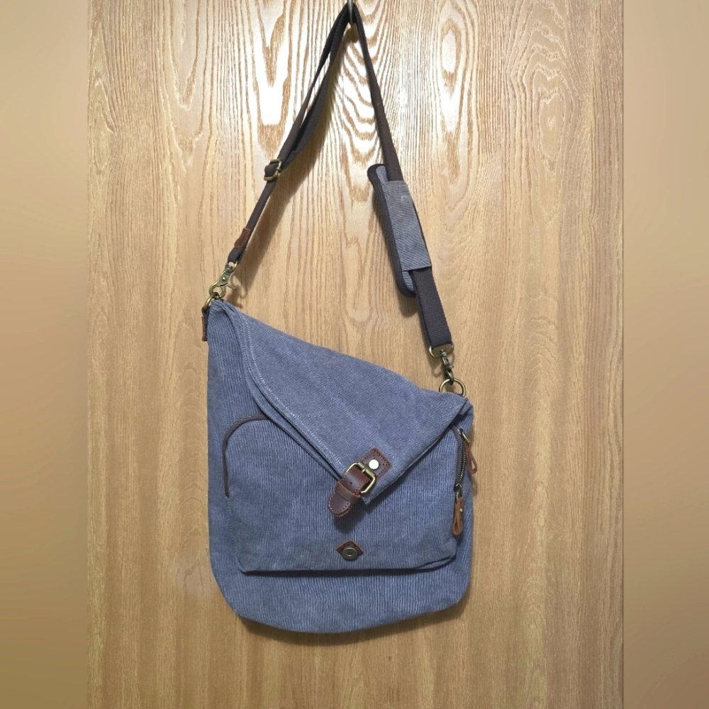 Asymmetrical Gray Canvass Bog